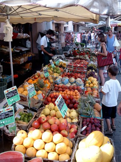 Un marché à Sainte-Maxime juin 2003